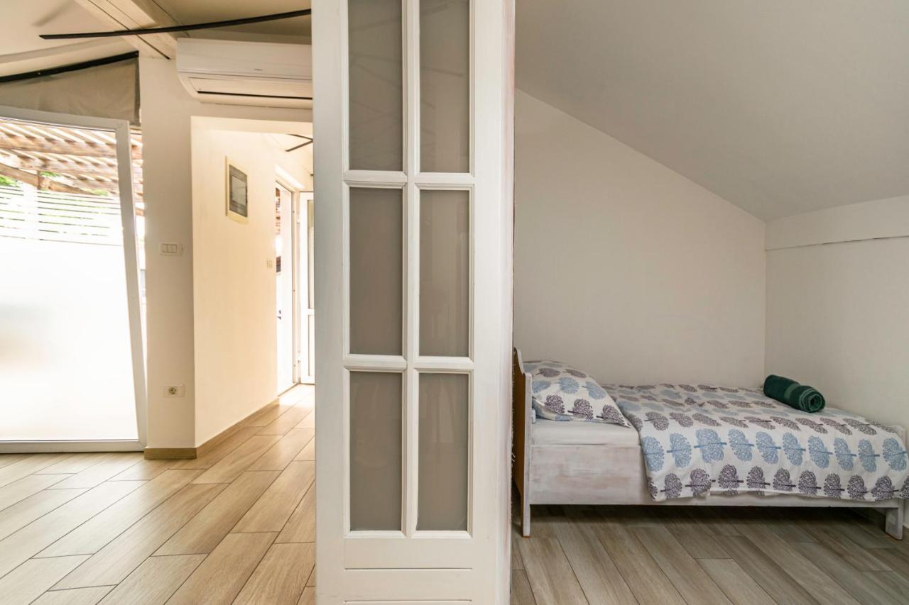 Hangar Apartments Ізола Екстер'єр фото