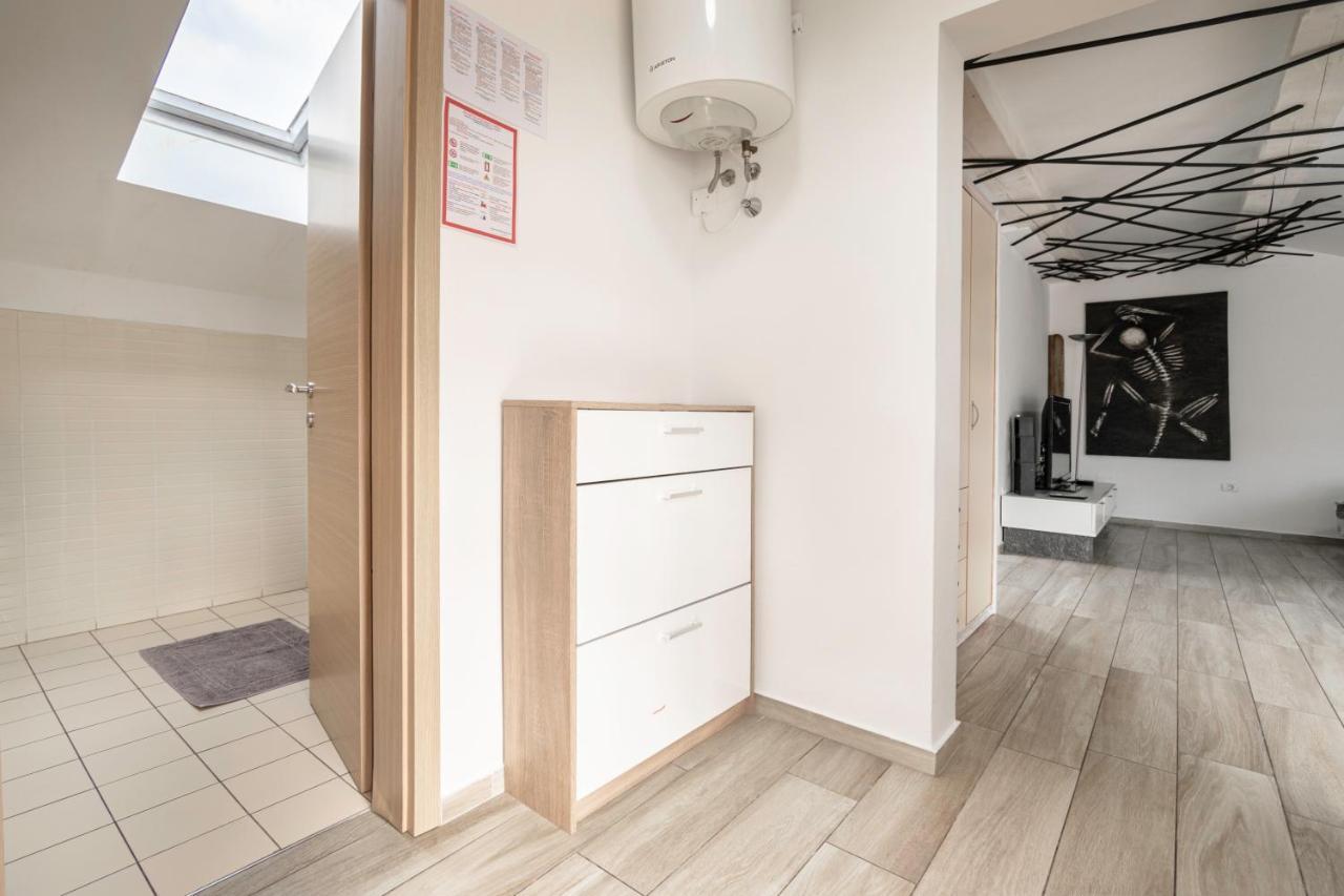 Hangar Apartments Ізола Екстер'єр фото
