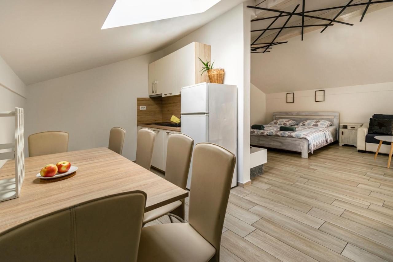 Hangar Apartments Ізола Екстер'єр фото