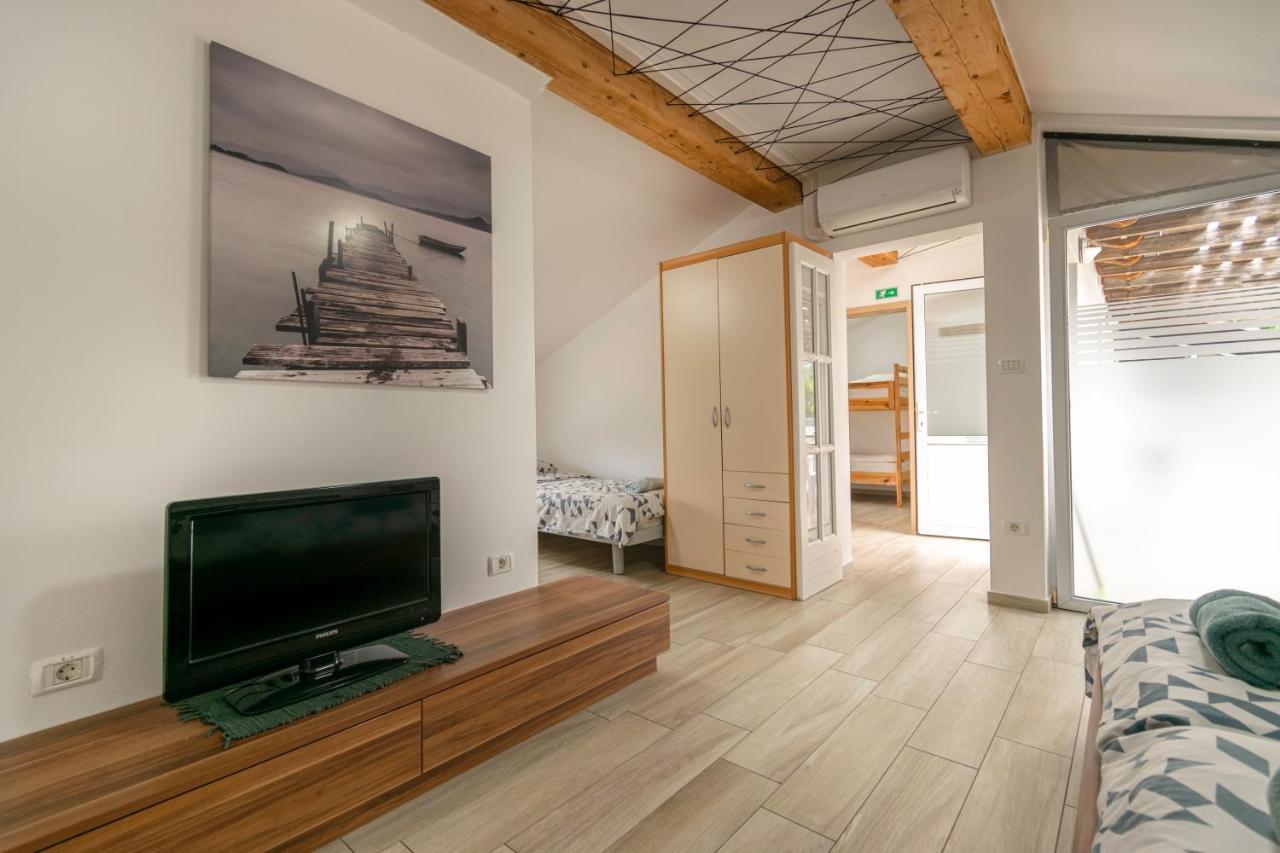 Hangar Apartments Ізола Екстер'єр фото