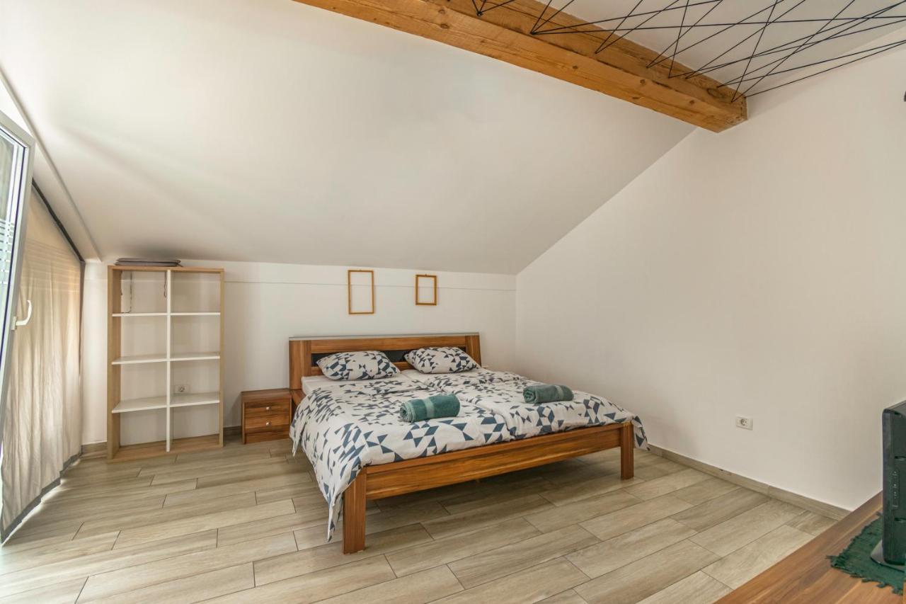 Hangar Apartments Ізола Екстер'єр фото