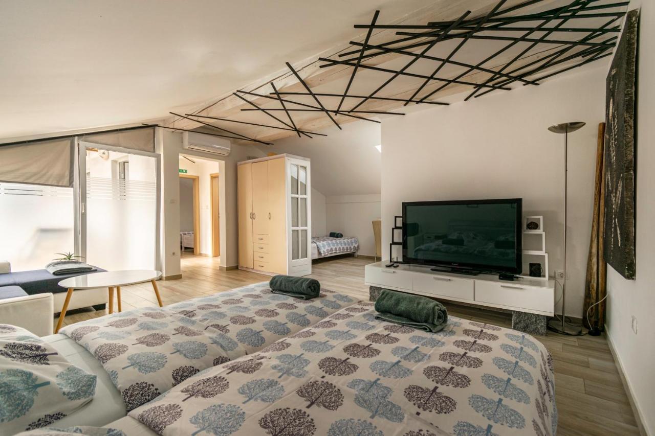 Hangar Apartments Ізола Екстер'єр фото