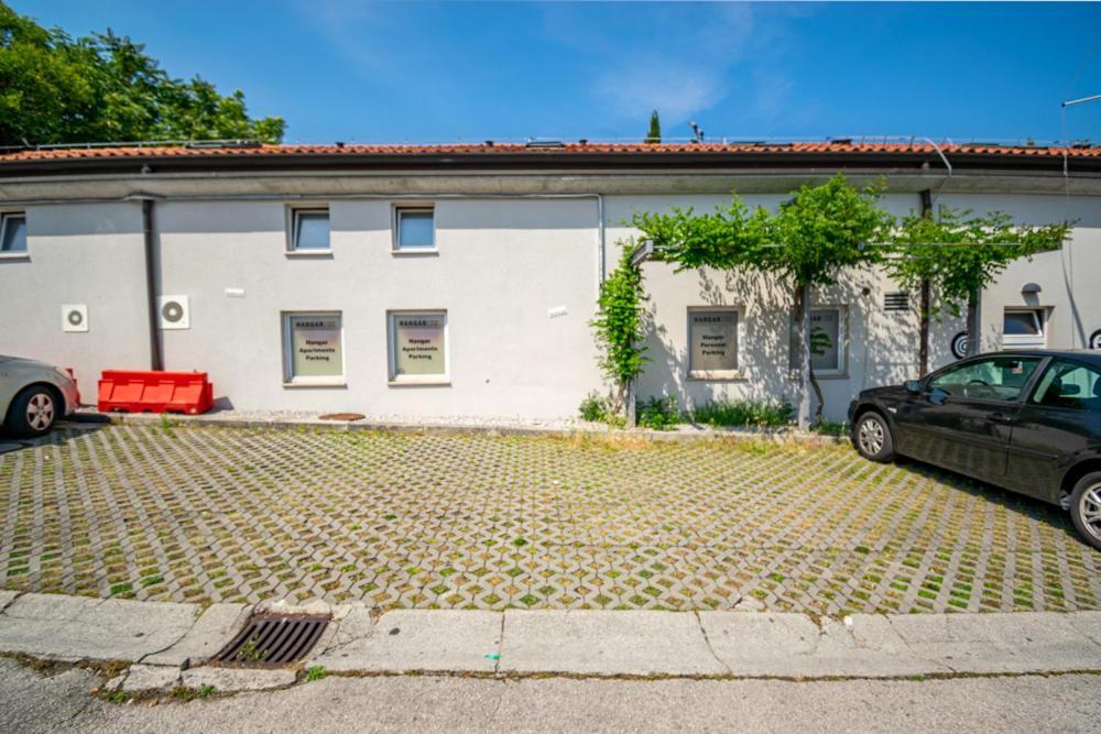 Hangar Apartments Ізола Екстер'єр фото