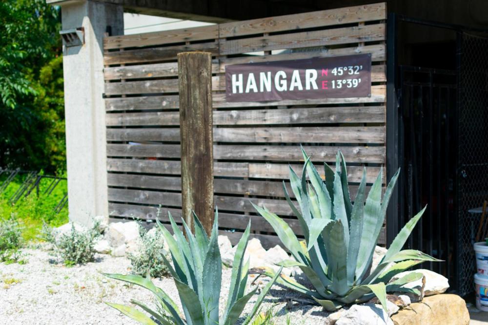 Hangar Apartments Ізола Екстер'єр фото