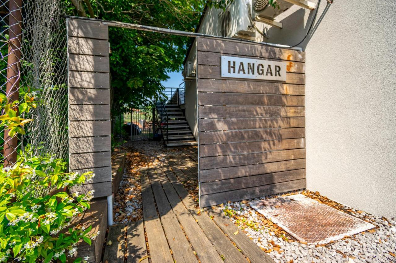 Hangar Apartments Ізола Екстер'єр фото